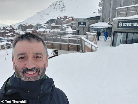 Тед возле отеля «Семь градусов по Фаренгейту» в Валь Торансе