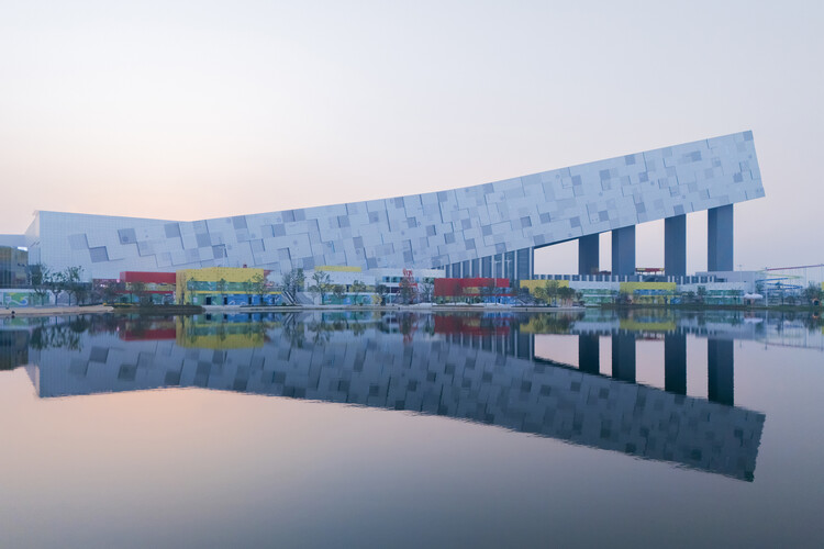 Горнолыжный курорт Ухань / CLOU Architects – Экстерьерная фотография, набережная