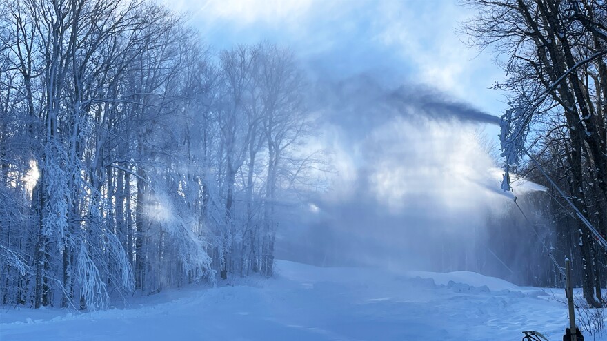 Операции по оснежению на курорте Mount Sunapee Resort в Ньюбери, штат Нью-Хэмпшир, 4 декабря 2024 года. Фото Дэна Туохи / NHPR