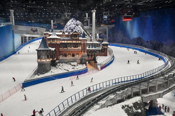 В день официального открытия Shanghai L+Snow Indoor, крупнейшего в мире крытого горнолыжного курорта, в Шанхае 6 сентября 2024 года.