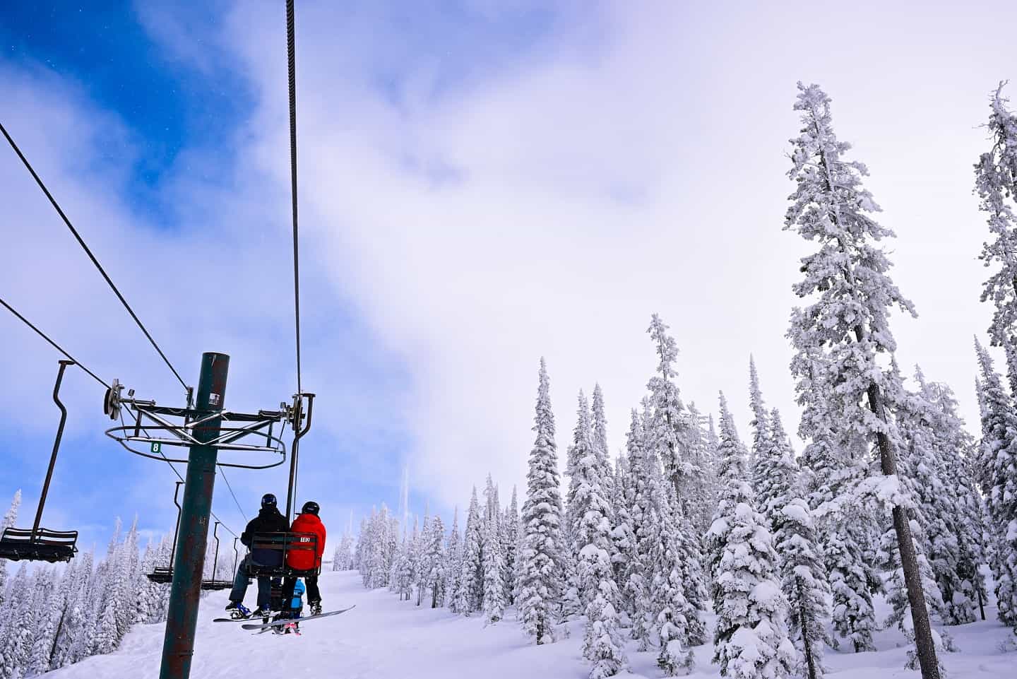 Лыжники на кресельном подъемнике в Монтане Snowbowl | Фото: Montana Snowbowl Facebook