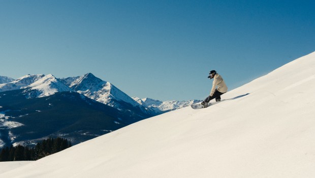 В четверг курорт Vail Resort открыл два клуба Back Bowls — Sun Down (на фото) и Sun Up. Вдали возвышается четырнадцатилетняя гора, гора Святого Креста. (Макс Риттер/Вейл Маунтин)
