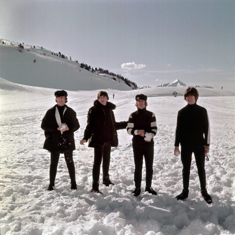 ОБЕРТАУРН, АВСТРИЯ – МАРТ 1965: Группа The Beatles (слева направо) Джон Леннон, Пол Маккартни, Ринго Старр и Джордж Харрисон позируют для фотографии на снегу в марте 1965 года в Обертауэрне, Австрия, во время перерыва в съемках второго фильма «ПОМОГИТЕ!». (Фото из архива Майкла Окса/Getty Images)
