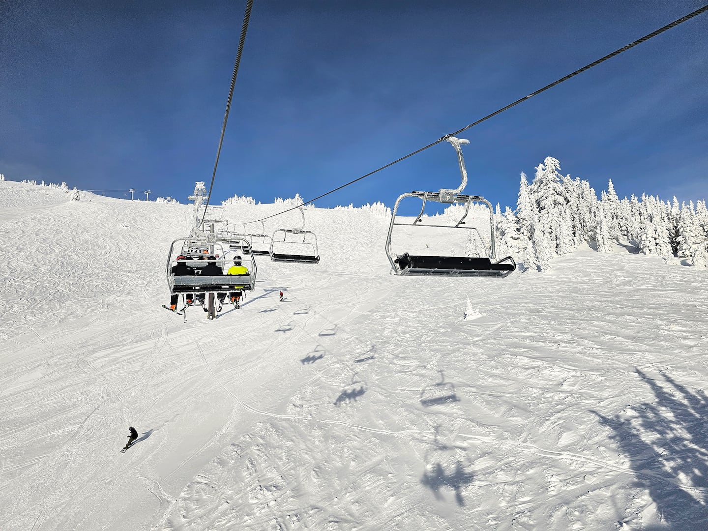 В последние годы компания Sun Peaks добавила новый четырехкресельный подъемник Crystal Chair, погрузочные конвейеры для двух кресельных подъемников (эти "движущиеся ковры" помогают лыжникам подняться на кресельные подъемники, не замедляя подъем), а также новый высокоскоростной съемный квадроцикл West Bowl Express, который дает лыжникам и сноубордистам доступ к 169 акрам промежуточной местности.