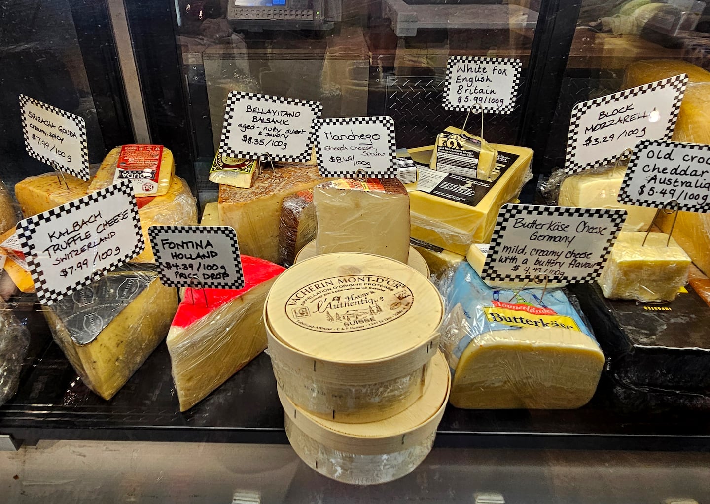Ohana Deli в Сан-Пиксе предлагает ассортимент сыров со всего мира, включая Австралию, Швейцарию, Германию, Великобританию и Голландию, а также местное мясо с близлежащего ранчо (в том числе салями из лося). В гастрономе продаются готовые к приготовлению обеды и может доставить свежий завтрак гостям в их лодж в Сан Пикс. 