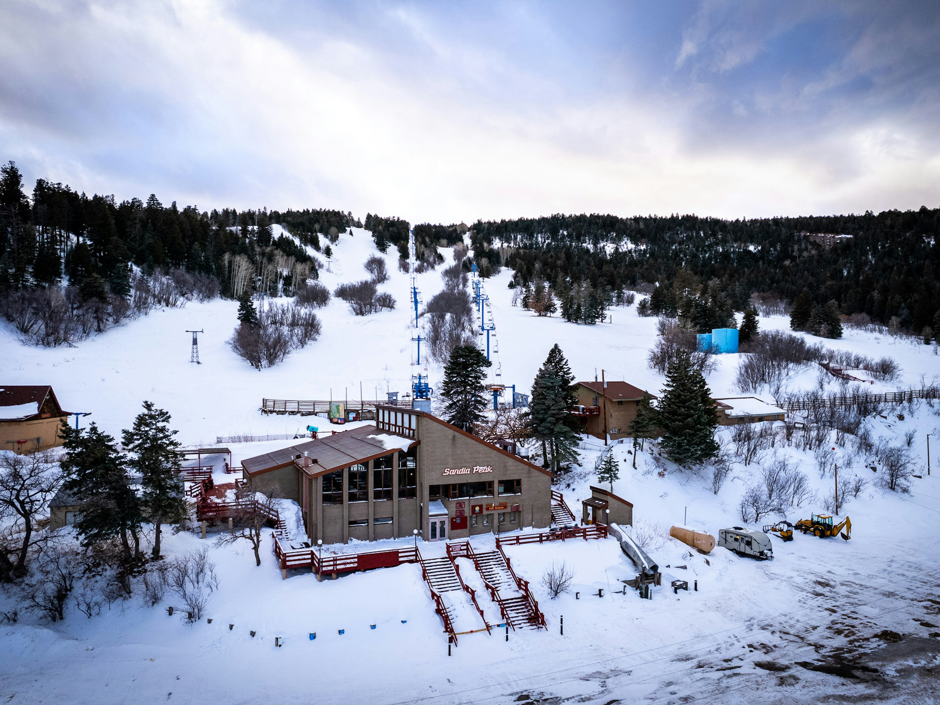 Воздушный обзор базы Sandia Ski Resort в Нью -Мексико