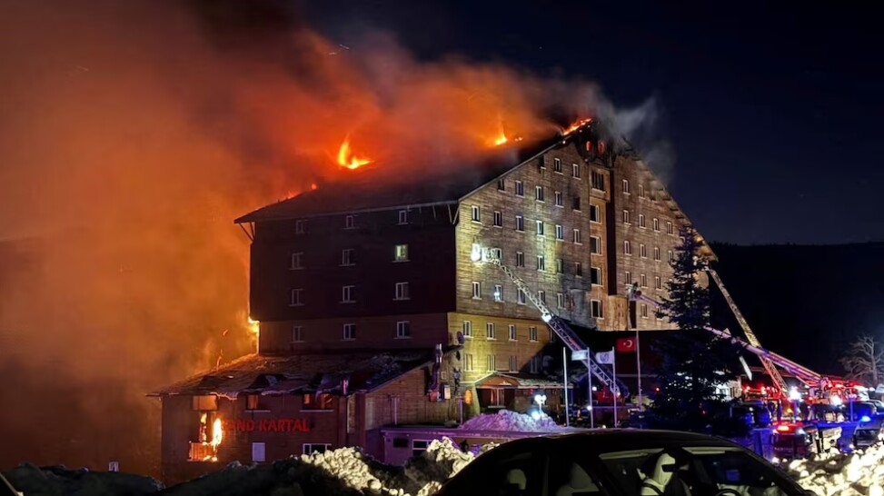 В Турции произошел пожар в отеле на горнолыжном курорте. В результате погибли 66 человек, еще полсотни пострадали.