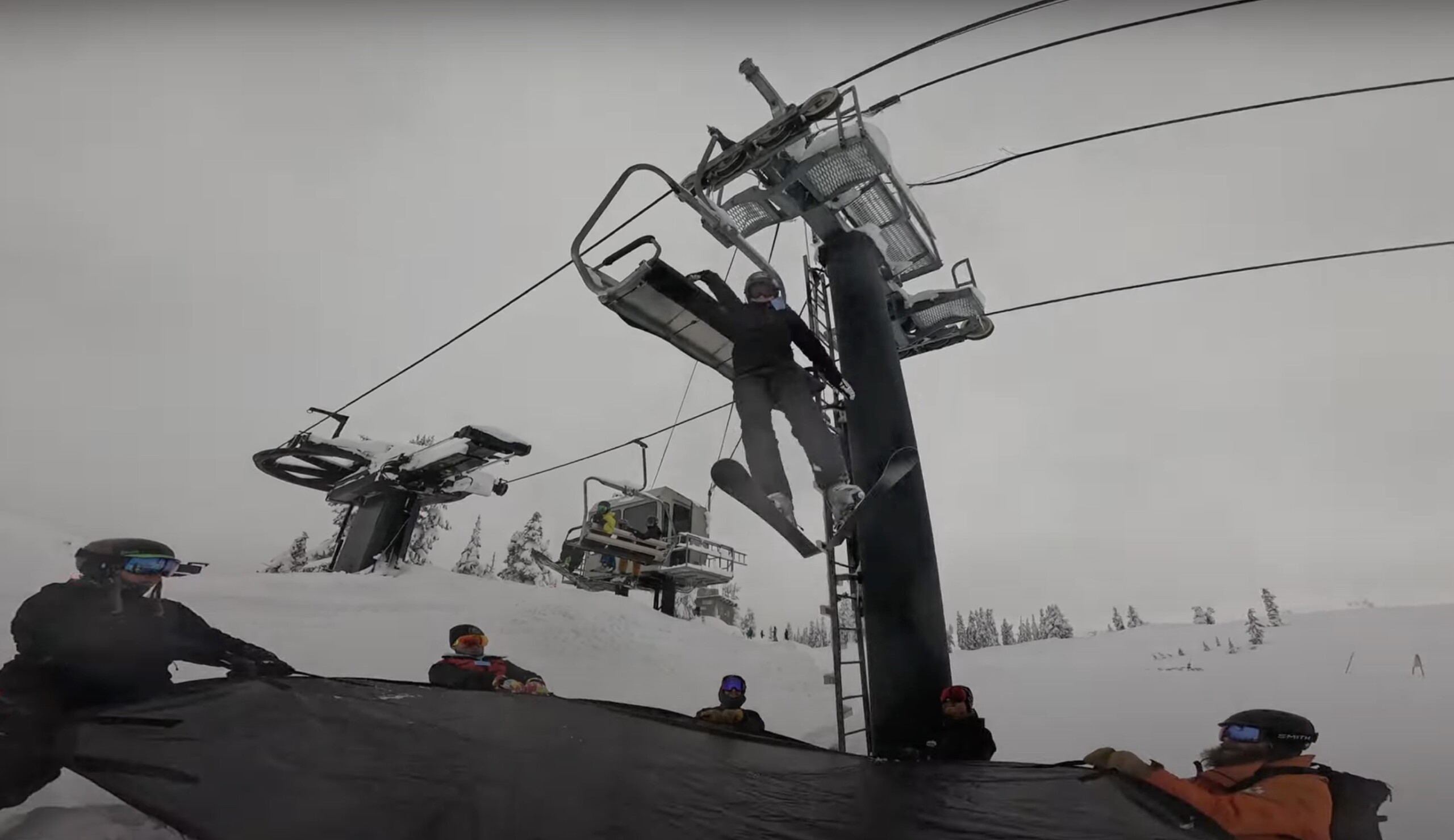 Спасатель на кресельном подъемнике застрял на GoPro на горе Бейкер