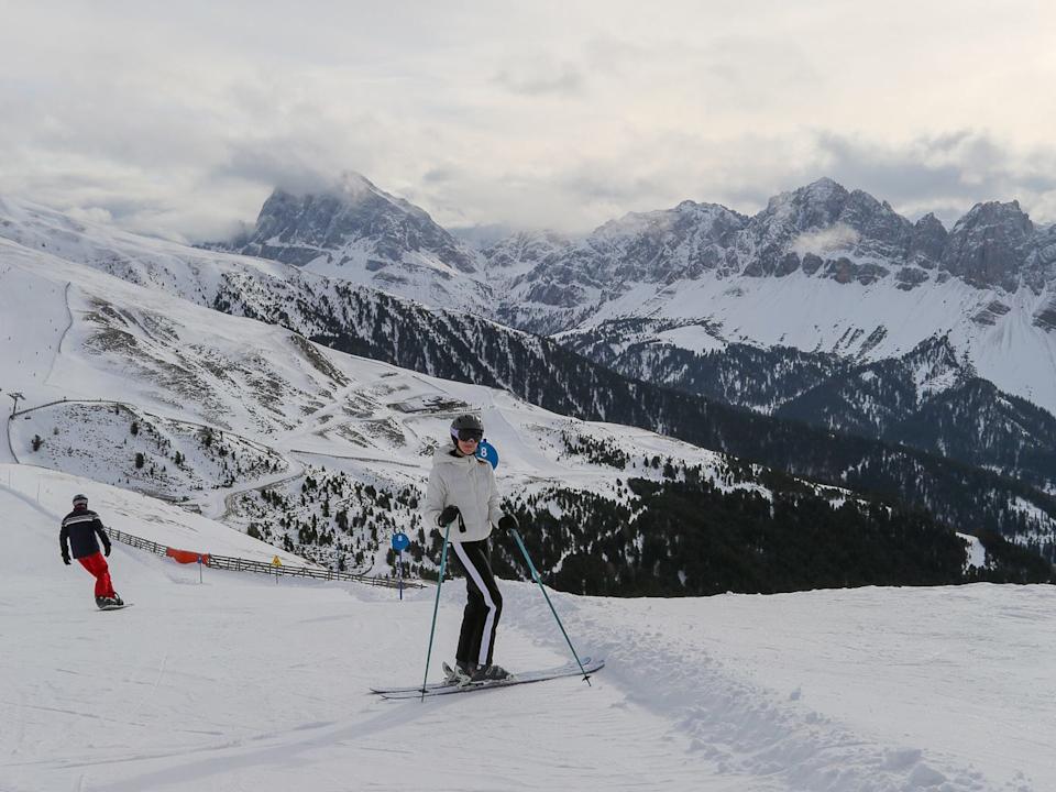Друг автора катания на лыжах на курорте Dolomite Sueprski.