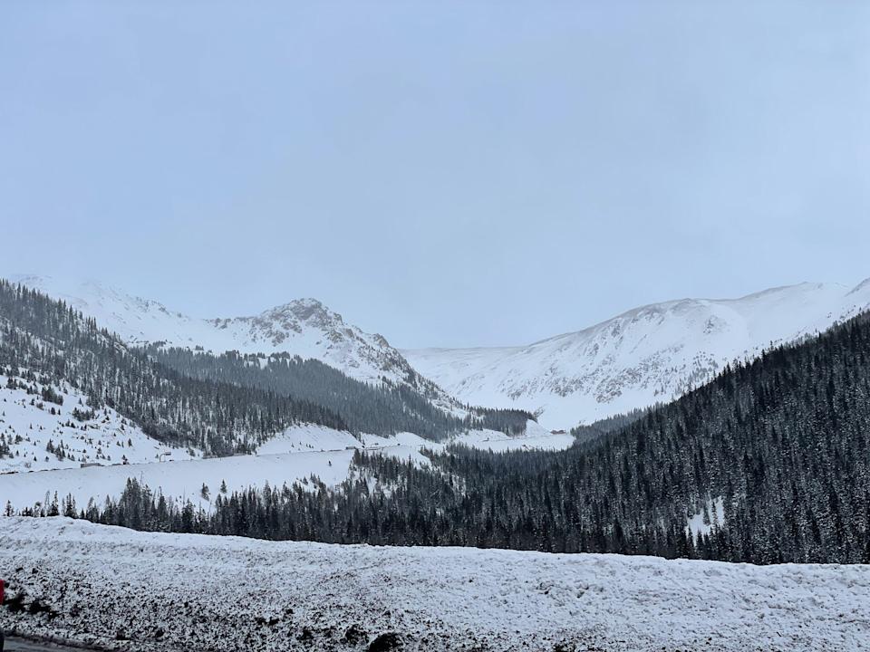 Длинная линия трафика на шоссе I-70 в Колорадо.