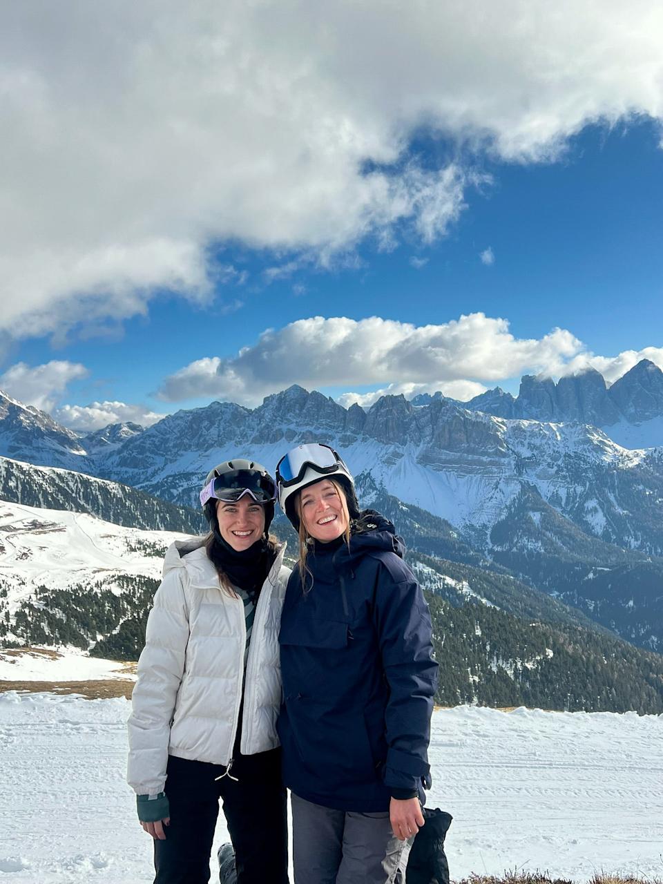 Репортер и ее подруга в доломитах.