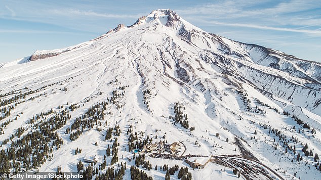 Timberline Lodge, расположенная на дне Маунт -Худа, известна тем, что имеет самый длинный снежный сезон в Северной Америке