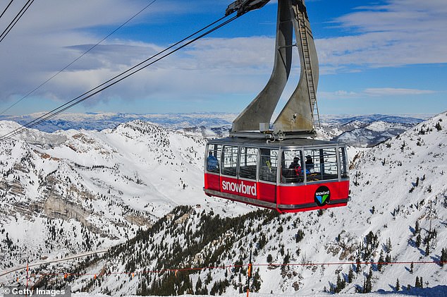 Snowbird видит 500 дюймов годового снегопада, имеет 2500 акров эластичной местности и открыта для лыжников до мая каждый год