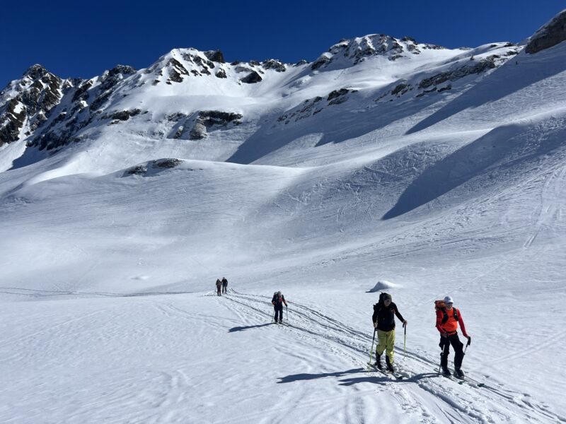 Голубое небо и нежные гастроли. Изображение © Planetski.