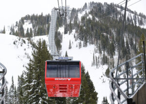 В среду, 8 мая 2024 года лыжники, берут трамвай в Snowbird в Литл -Коттонвуд -Каньоне. Последние два шторма на фронт Wasatch положительно повлияли на уровень воды. (Джеффри Д. Оллред/ Деверет новости)