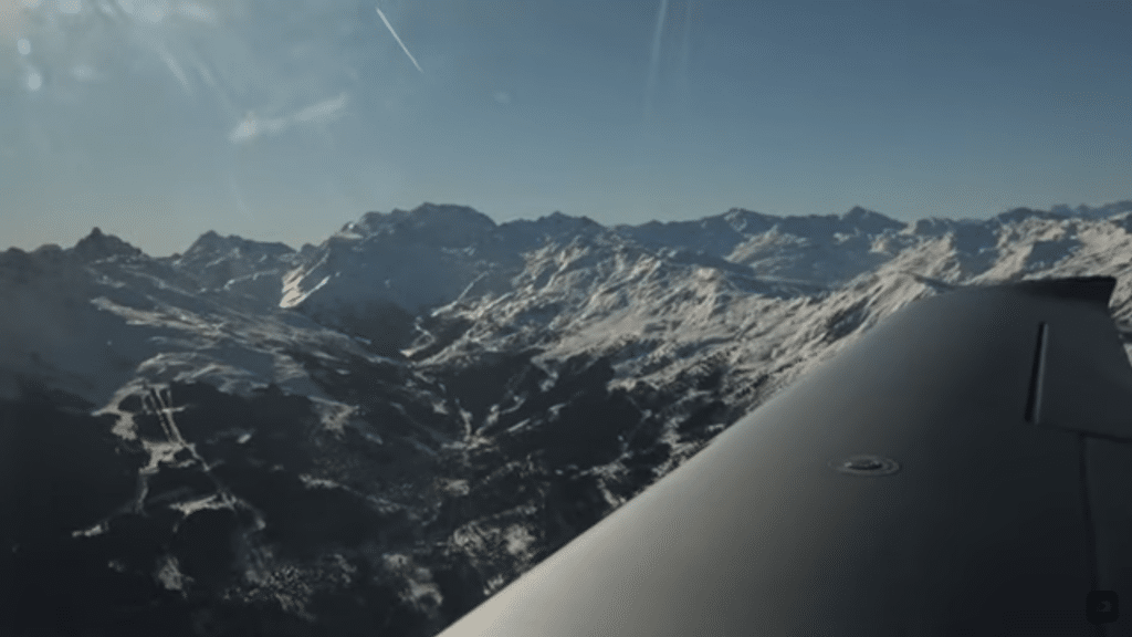 Этот парень высадил самолет Cirrus SR22 в Courchevel Altiport - один из самых опасных аэропортов в мире, и он даже на краю горнолыжного склона