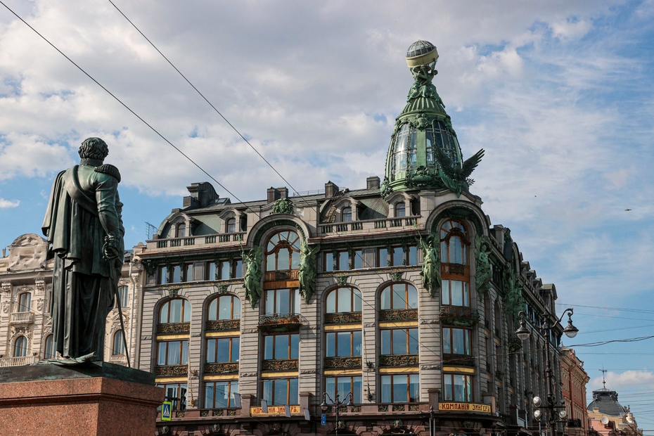 Санкт-Петербург. Вид на Дом книги (дом Зингера) на Невском проспекте