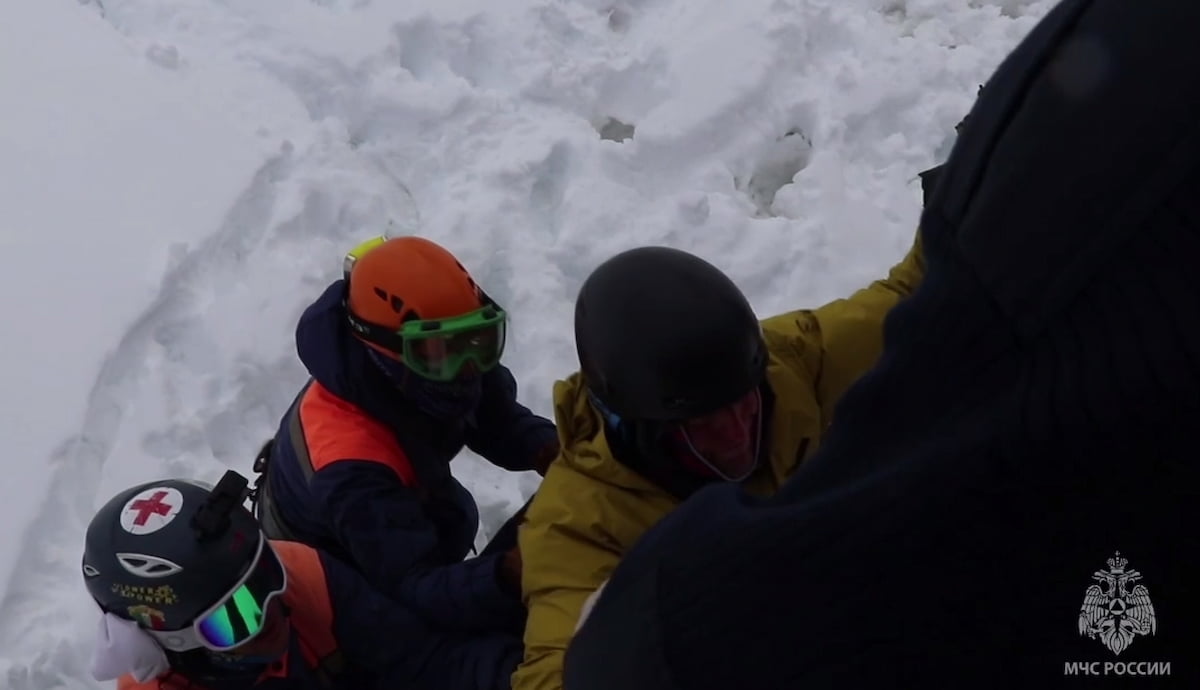 МЧС helicopter evacuated three skiers from the slope of the mountain in Sochi