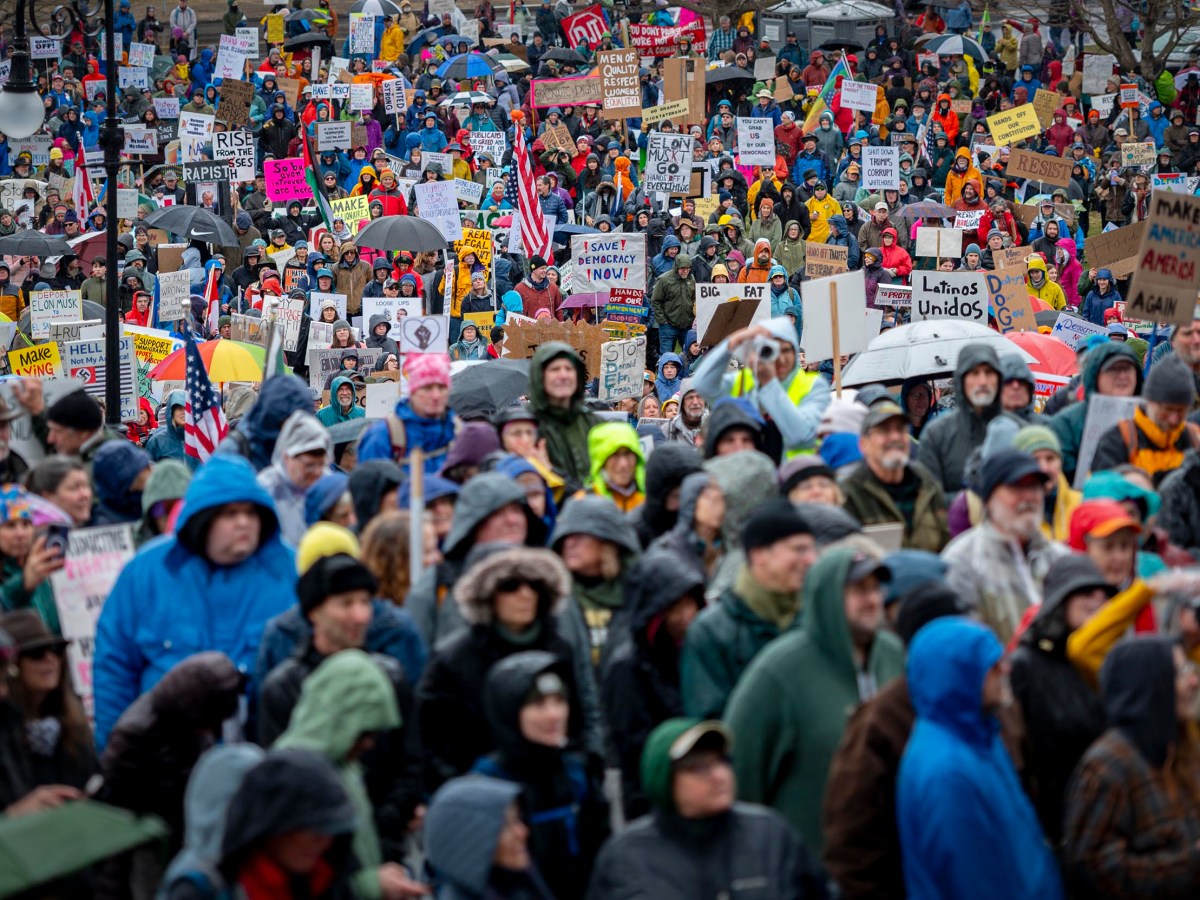 Тысячи людей протестуют против президентства Трампа на митингах вокруг Вермонта