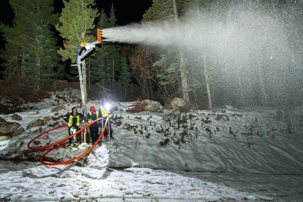 Winter Park Resort потратил 39 миллионов долларов на модернизацию своего снежного оборудования. Здесь специалисты показаны, когда они запускают снаряжение осенью 2024 года. (Предоставлено Winter Park Resort)