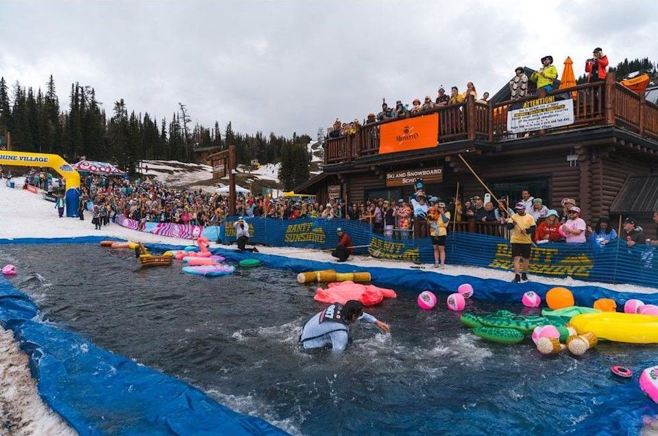   Slush Cup Sunshine's Slush - это многолетнее любимое мероприятие. Предоставлено Sunshine Village