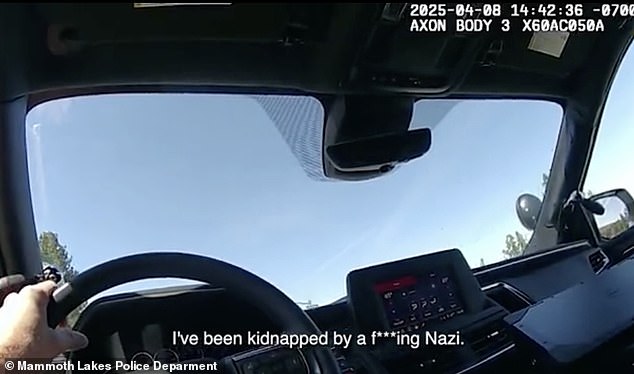 В какой -то момент Осмент кричит: «Я был похищен AF ¿King Nazi!» и обвиняет полицию в «пытках меня», требуя, чтобы они прекратили предполагаемое злоупотребление