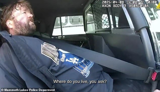 До того, как его посадили в полицейскую машину, Осмент качался на ногах и неоднократно пытался сохранить свои штаны