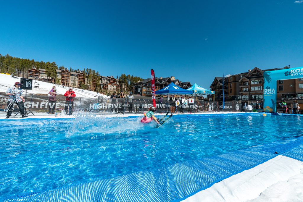 Фотографии: Проверьте большие всплески и забавные костюмы в пруду Breckenridge Ski Resort Skim