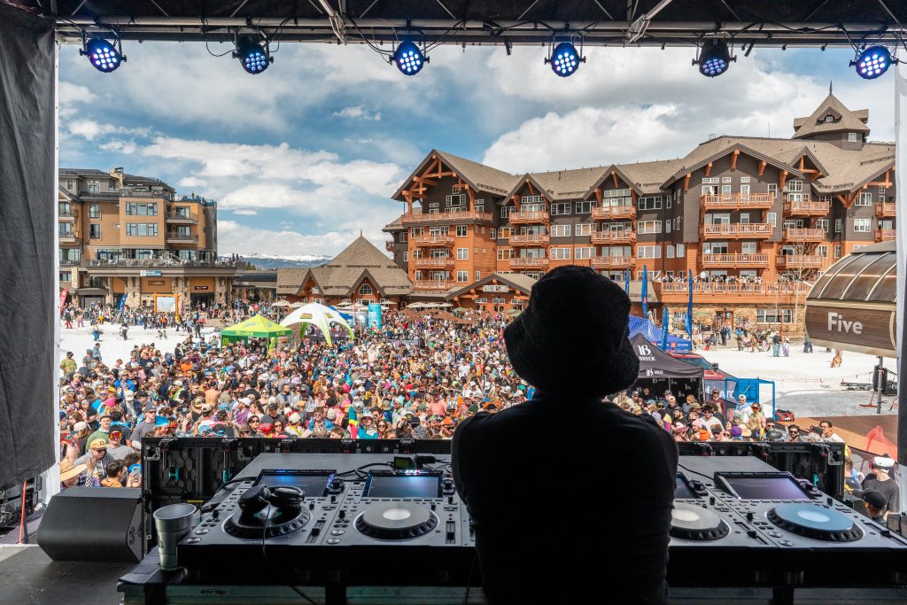 Фотографии: Проверьте большие всплески и забавные костюмы в пруду Breckenridge Ski Resort Skim