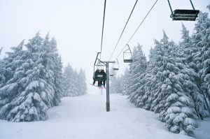 В новом: Mt. Ashland планирует заменить свои две старые председатели - Ариэль и Виндзор