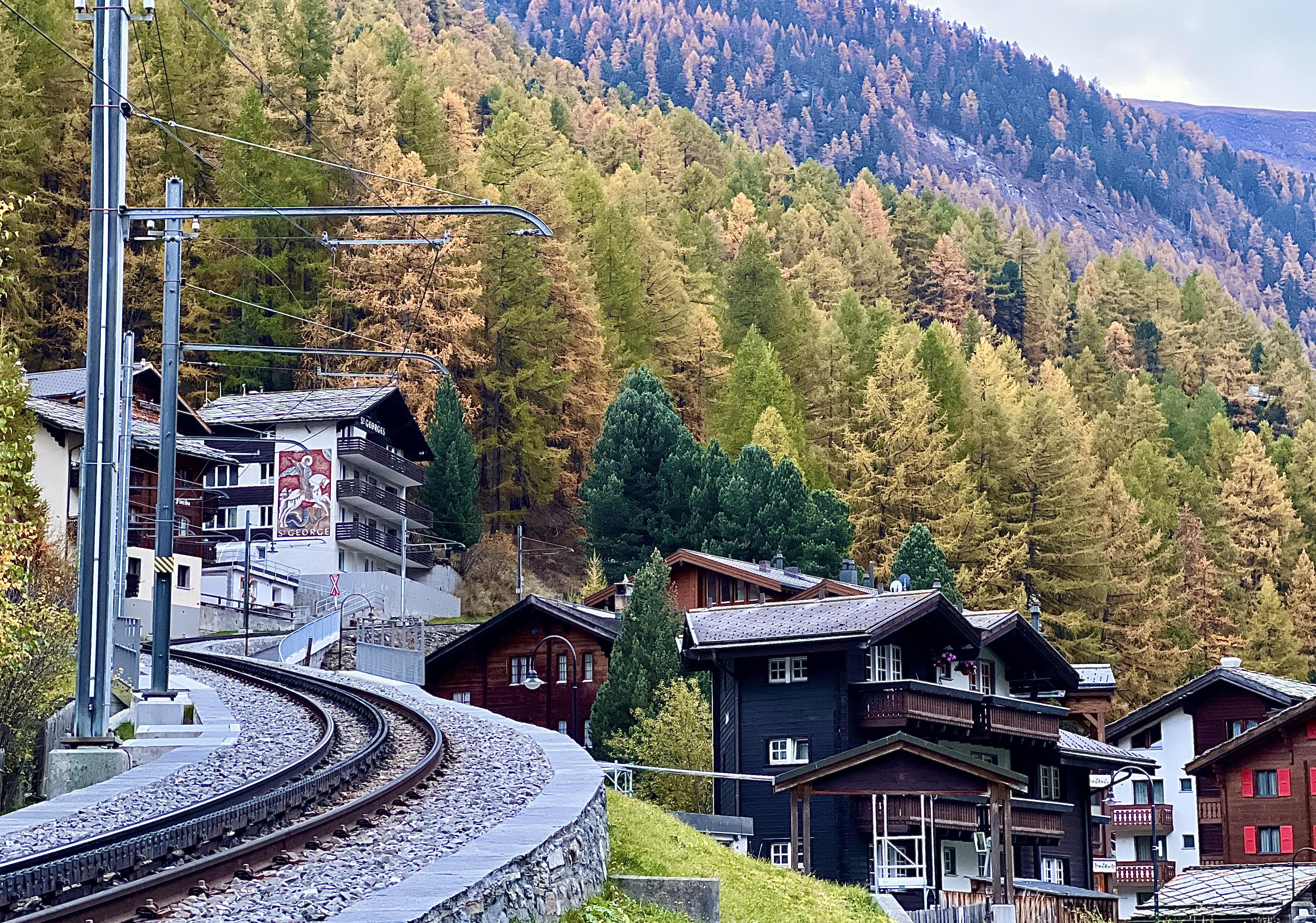 Цвета осени захватывает Zermatt, Швейцария. (Pax Global Media)