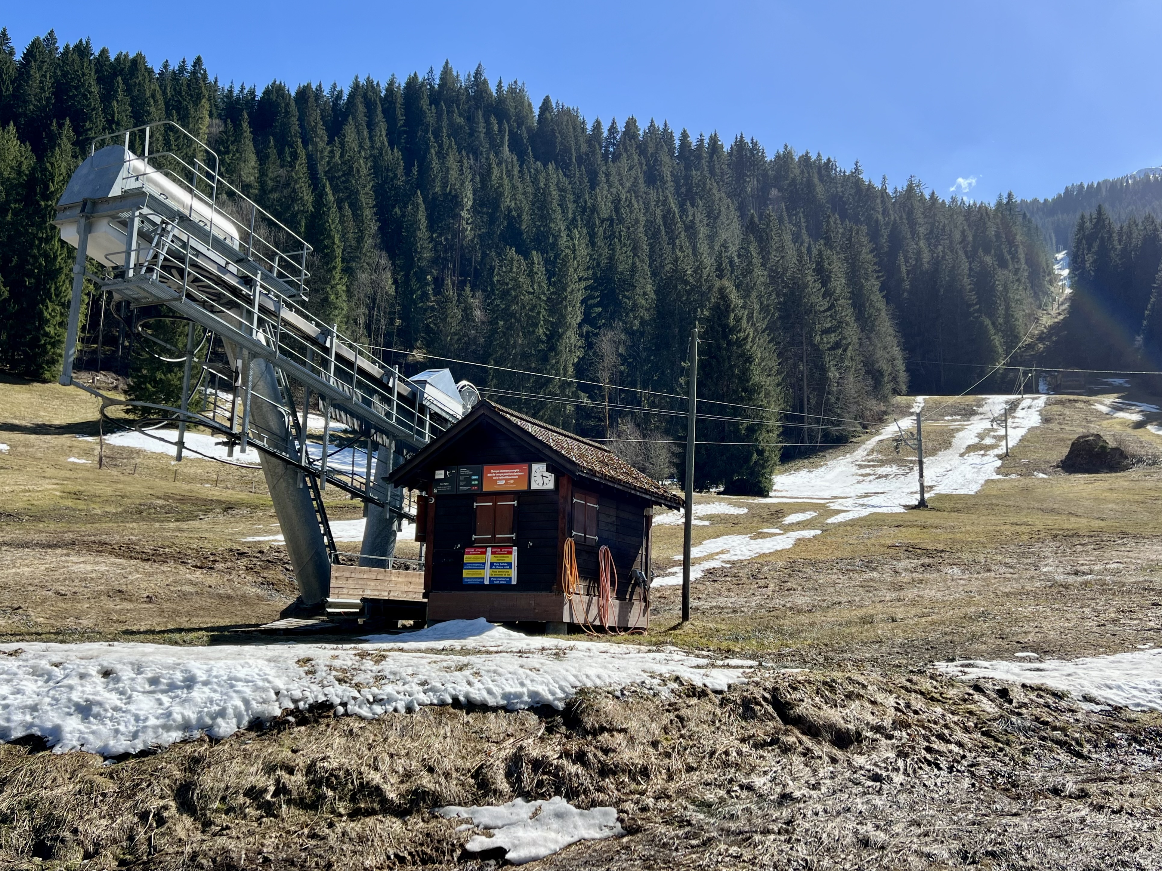 Бугельный подъёмник в местечке Вер-л’Эглиз (Vers l’Eglise), курорт Télé Villars Gryon Diablerets, высота 1 100 метров, март 2025 года. Paula Dupraz-Dobias
