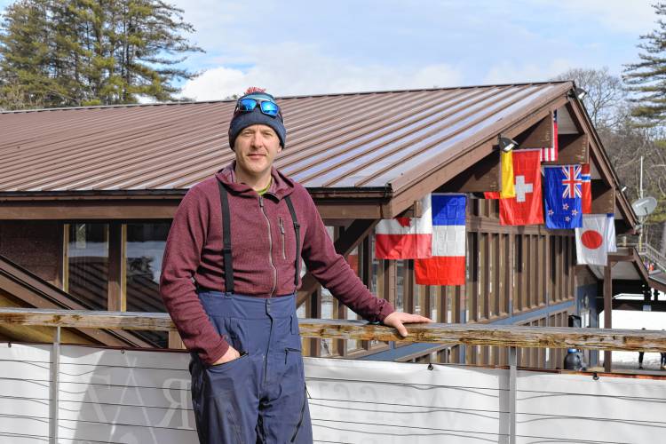 Джон Шефер, чья семья владеет Berkshire East Mountain Resort в Шармонт, захватил операции Burke Mountain Resort в северном Вермонте.