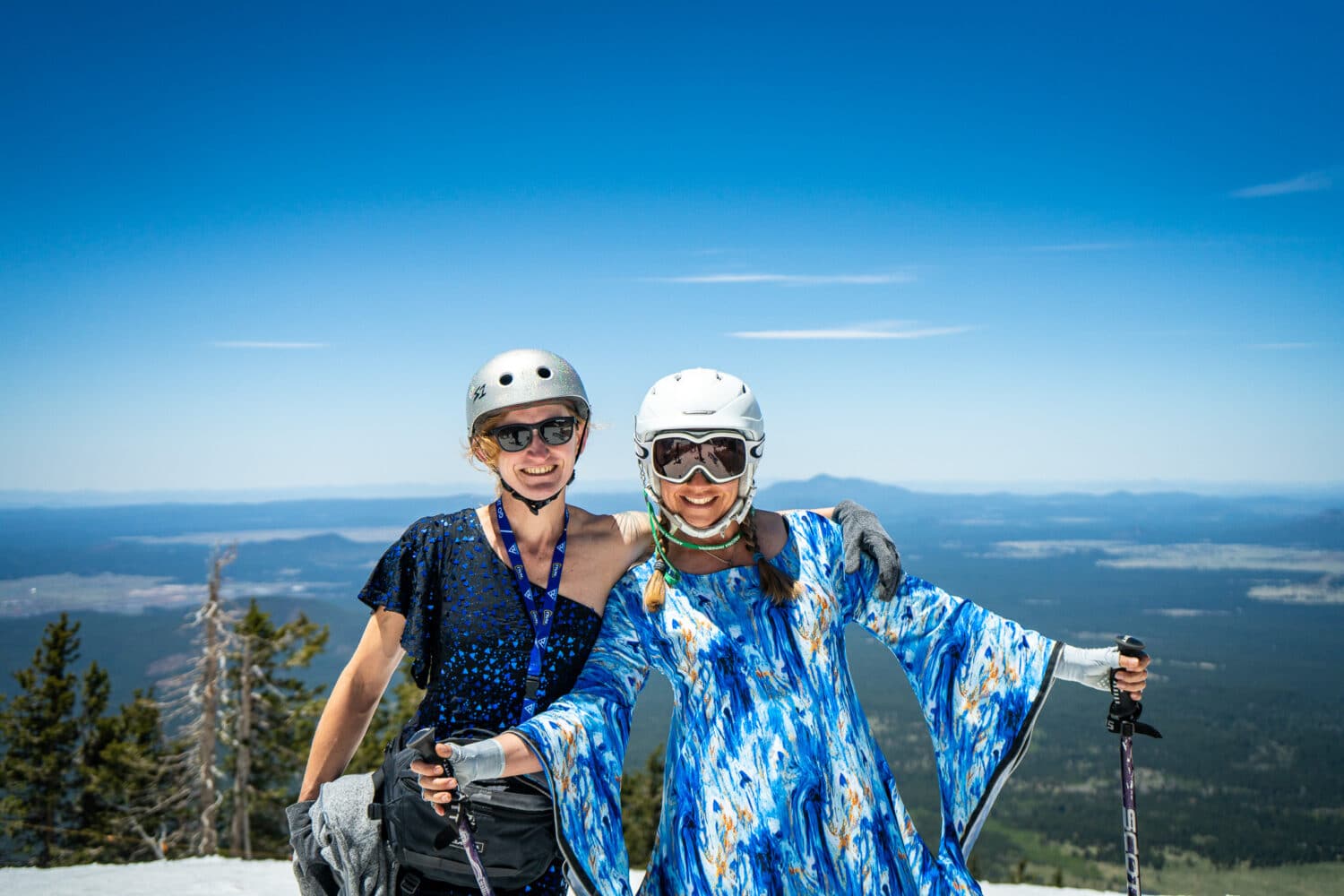 Два лыжника в Snowbowl в день закрытия.