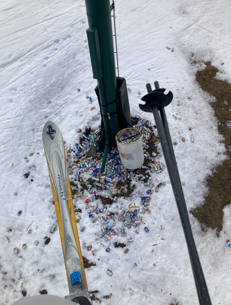 Сотрудник Keystone Resort завершает путешествие по лыжам на лыжной зоне Vail Resorts в Северной Америке