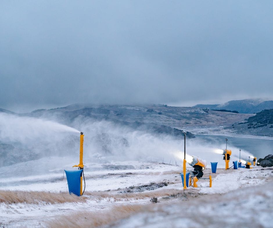MT Hutt снова задерживается, когда шторм вырисовывается над южными Альпами Новой Зеландии