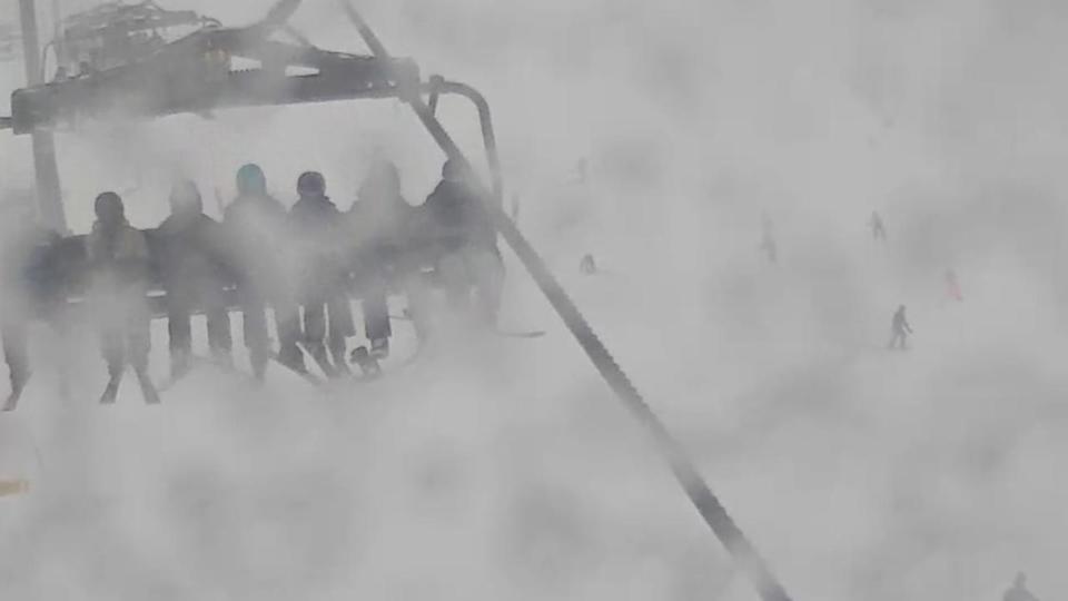 Живите снежную камеру в деревне в Перишере. Картина: поставлено