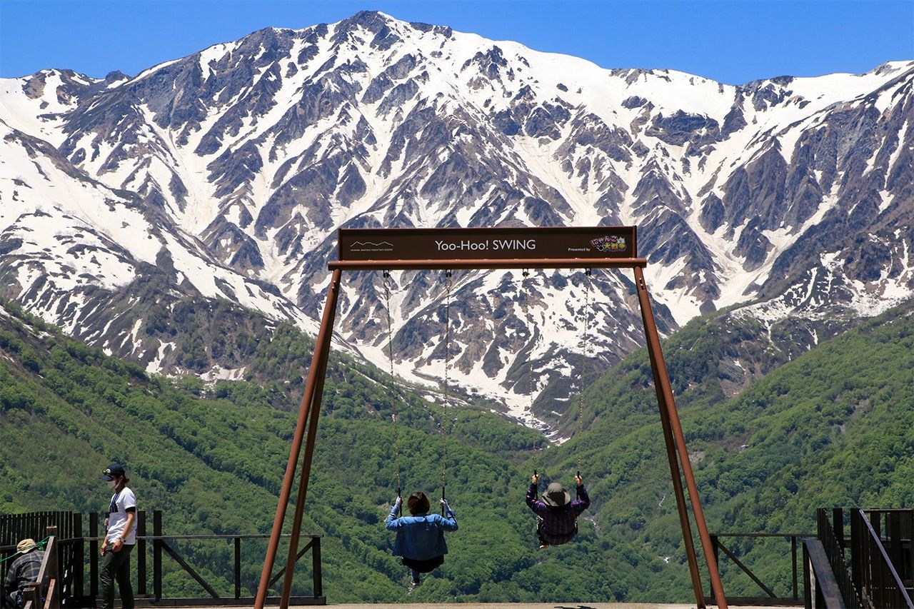 Гигантские качели на террасе Hakuba Mountain Harbor (Предоставлено Iwatake Mountain Resort)