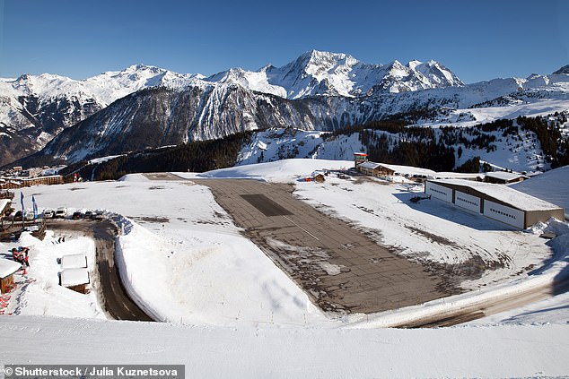 Courchevel Altiport обслуживает горнолыжный курорт во французских Альпах и доступен только для небольших самолетов и вертолетов