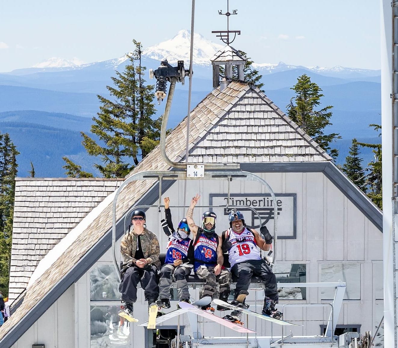Jay Peak проводит однодневную вечеринку парка местности с снежными рельсами