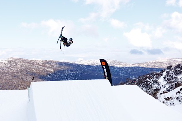 Слапстайл тройной короны Thredbo и большие воздушные мероприятия в настоящее время санкционированы Международной федерацией лыж и сноуборда (FIS). Следите за спортсменами мирового класса здесь, в августе, в преддверии зимних Олимпийских игр в следующем году.