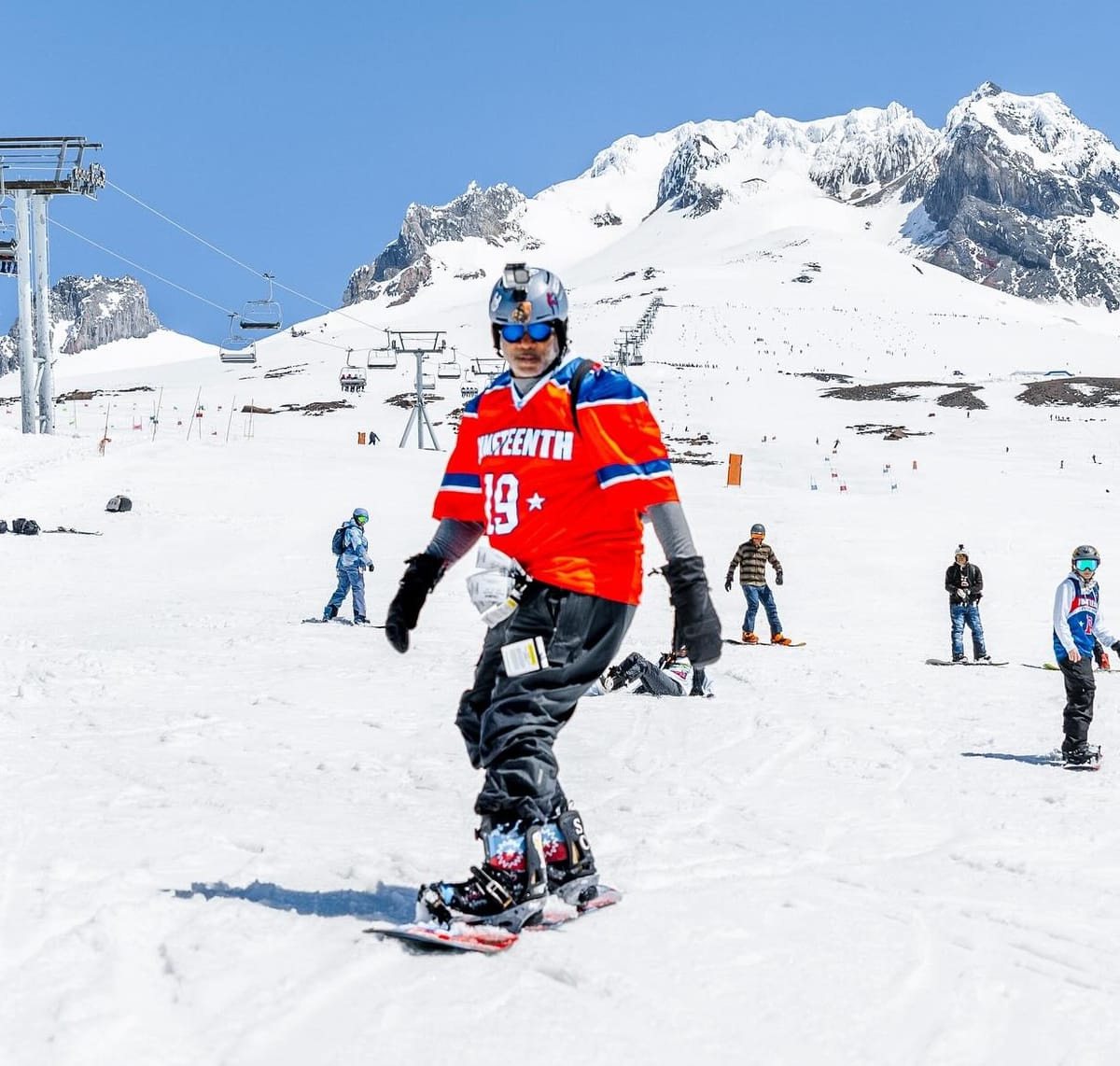 Jay Peak проводит однодневную вечеринку парка местности с снежными рельсами