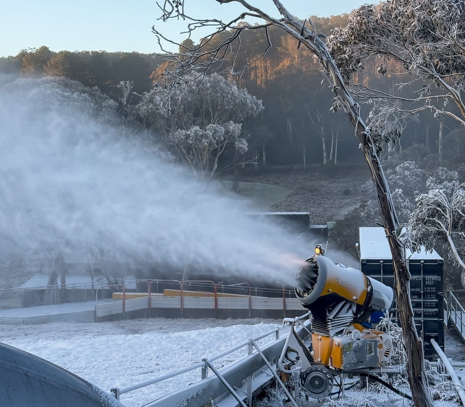 MT Hutt снова задерживается, когда шторм вырисовывается над южными Альпами Новой Зеландии