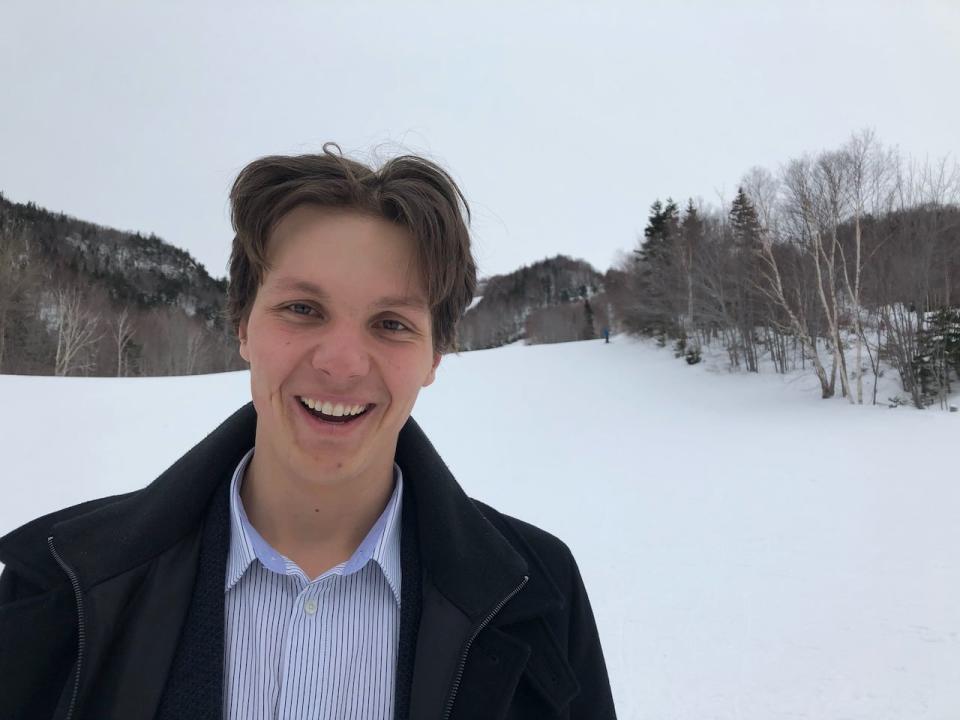 Мартин Кейвал, генеральный директор Ski Cape Smokey, говорит, что приобретение прокатных заявок в Интернете ускорит ситуацию и уменьшит количество людей, собирающихся в магазине на холме.