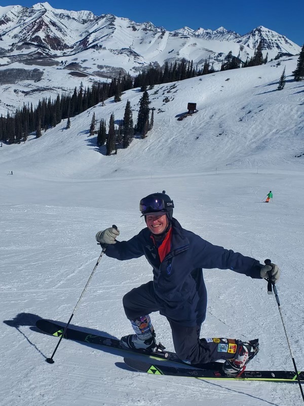 Сотрудник Keystone Resort завершает путешествие по лыжам на лыжной зоне Vail Resorts в Северной Америке
