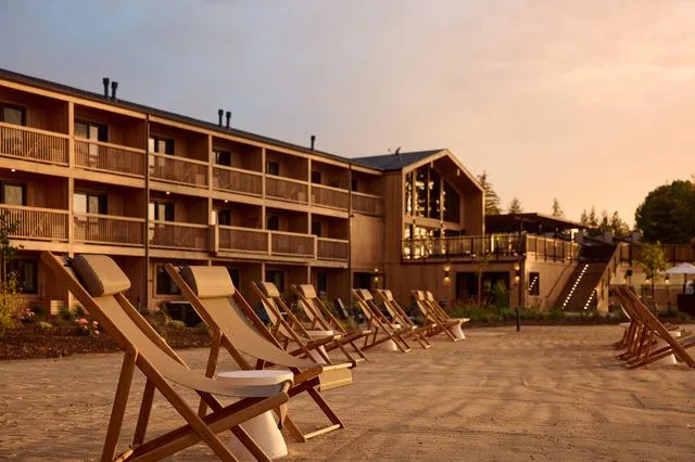 Патрик Чин/Отель Marina Riviera, экстерьер отеля Marina Riviera в Биг Медведь, штат Калифорния.