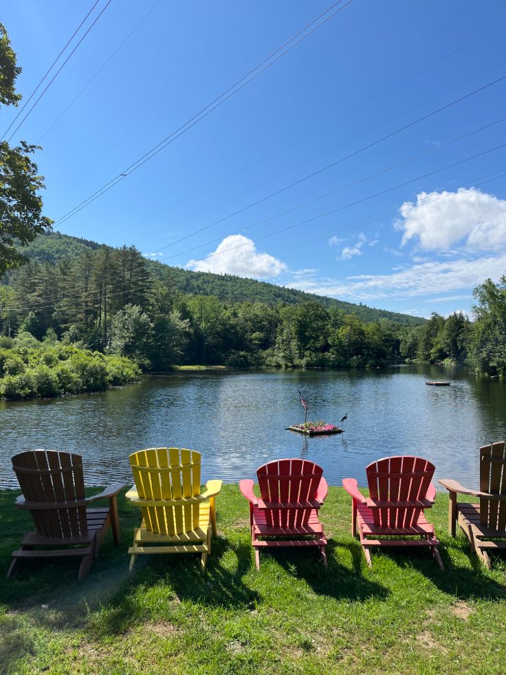 Стулья Adirondack с видом на зеленые горы