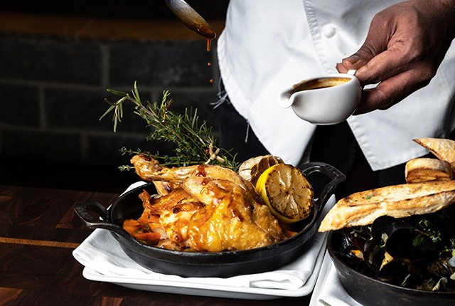 Sidecut Steakhouse Whistler - вид на шеф -повар и еду.