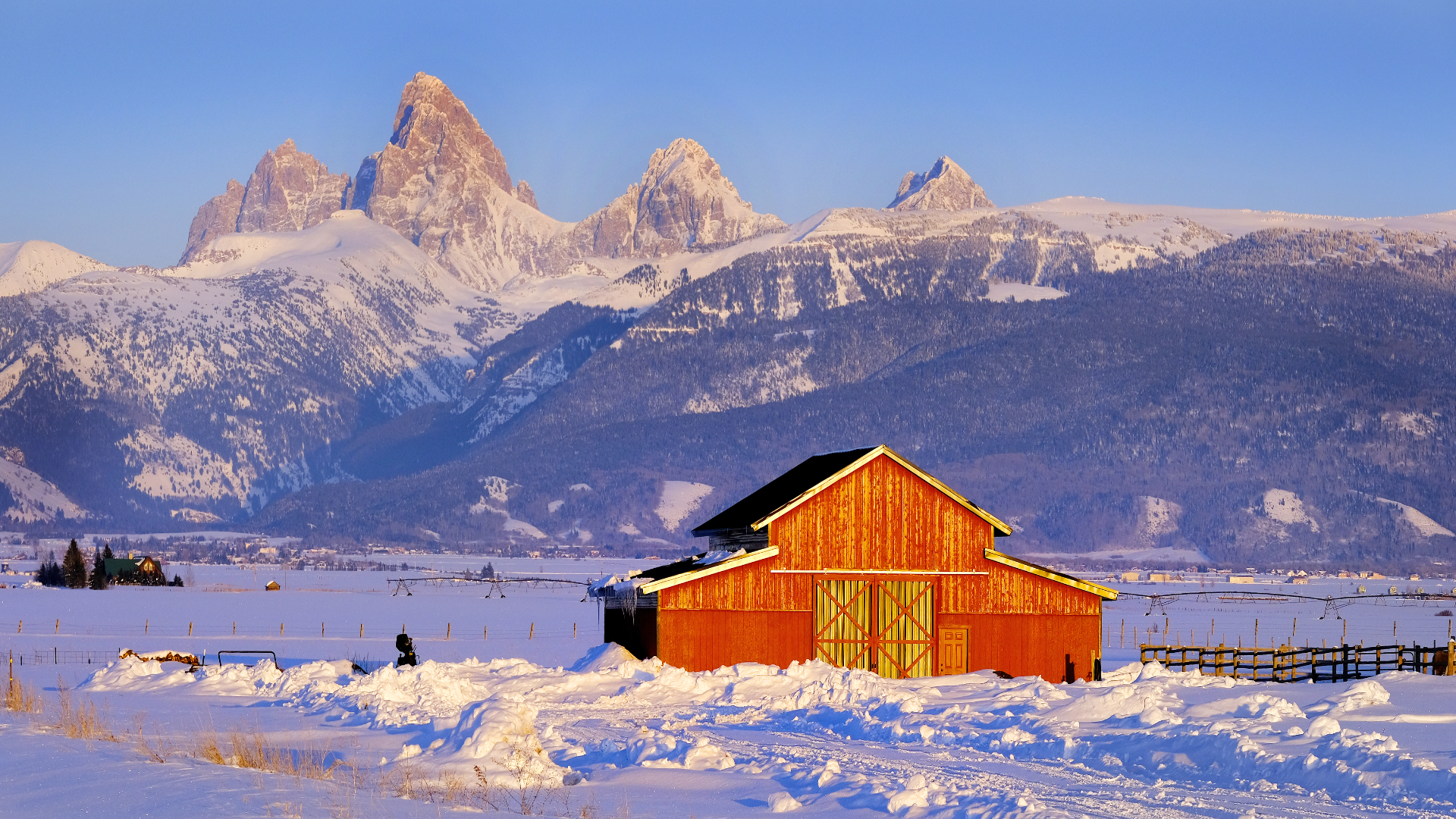 Teton Mountain Charge Adaho Side Red Barn в зимнем голубом небе и лесу.