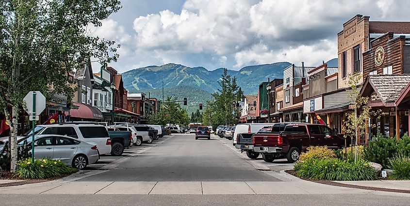 Downtown Whitefish Montana с горнолыжным курортом на расстоянии. 